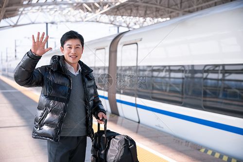 高清照片下载,该高清照片标题为准备上火车的男性挥手告别,编号