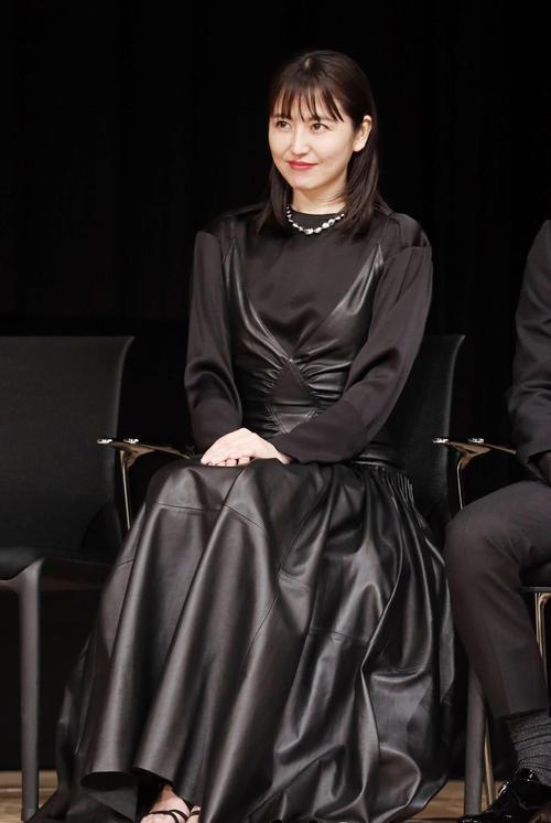 33岁长泽雅美获封影后,一袭黑裙难掩发福,发型油腻但颜值在线