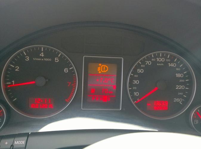 图中黄色警示标志是什么意思,刚换过大灯,2008款奥迪a4 1.8t顶配