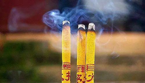 上香时被香灰烫了手是什么意思