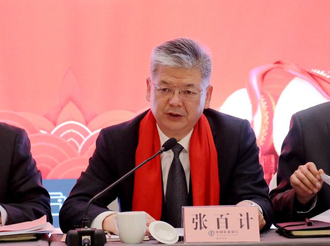 分行个人金融部总经理王晓莉,公司业务部总经理张栋解读了综合