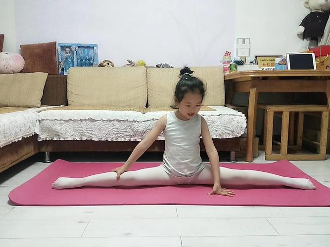 压腿,劈叉每天总要练习一下滴 舞蹈课也不能落下噢