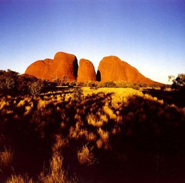 澳大利亚旅游旅游 > 艾尔斯岩 更令游客们叹为观止的是巨石在一日之中