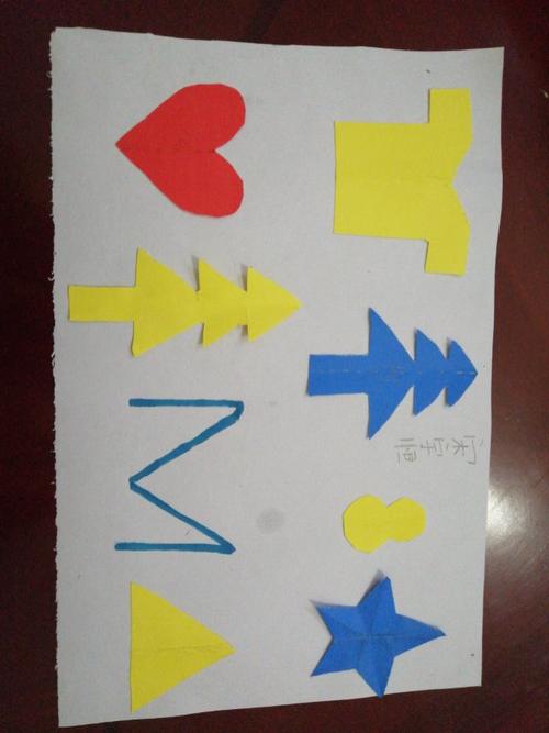 这是我们学习轴对称图形,老师让我们做的,还告诉我们啥是对称轴!