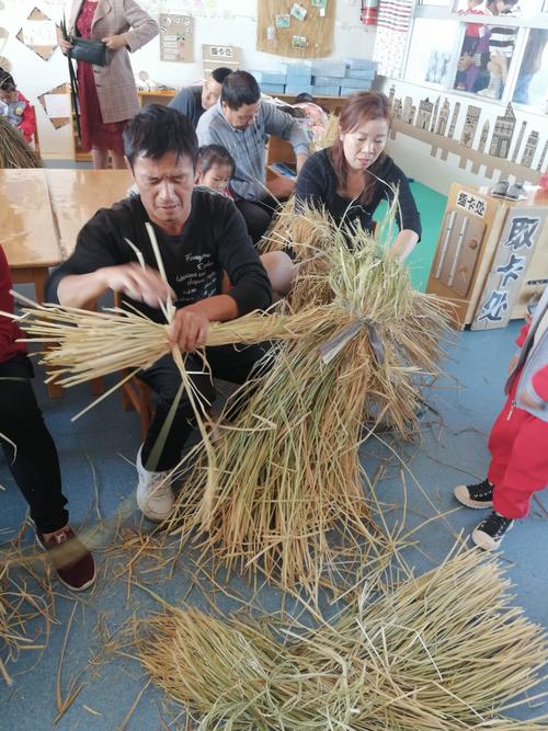 亲子制作,农味十足--暨朱坑镇中心幼儿园大一班《我们来扎稻草人》