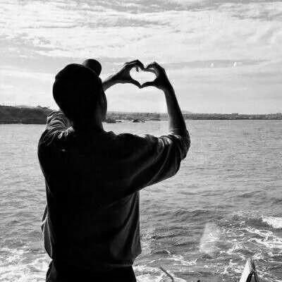 海边黑白男生头像图片面对大海保持你的深呼吸