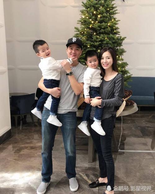 林牧洁也堪称辣妈模范,颜值爆表,和老公一起抱双胞胎儿子超养眼.