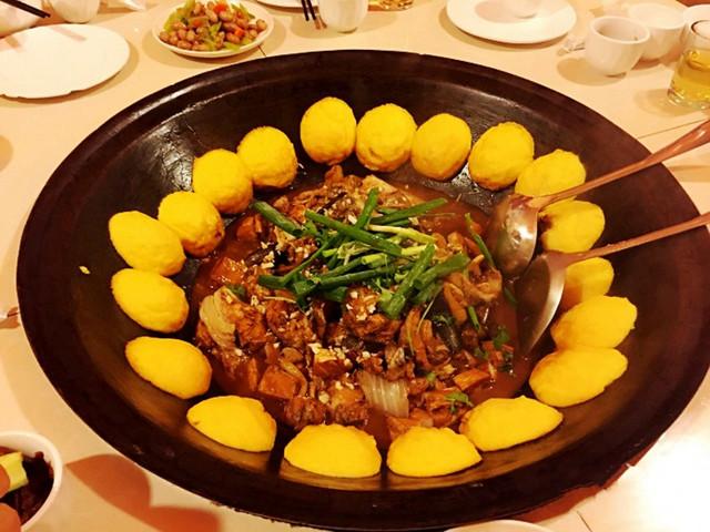  p>铁锅炖原指东北及农村地区等一些地方的烹饪形式,是使用灶台铁锅
