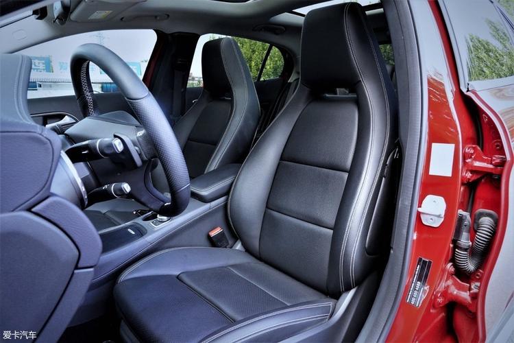 奔驰gla采用了带有运动元素的一体式座椅,座椅的皮质面料质感不错
