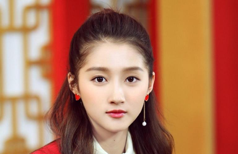 关晓彤被问哪个明星的联系方式"求而不得"时,竟害羞了