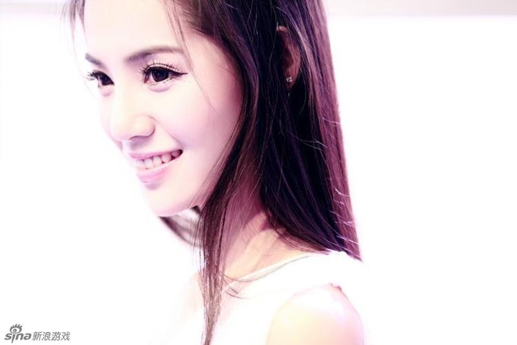 游戏代言人及美女专辑 > 美女主持赵洁化身白衣女神 点爆完美展台最