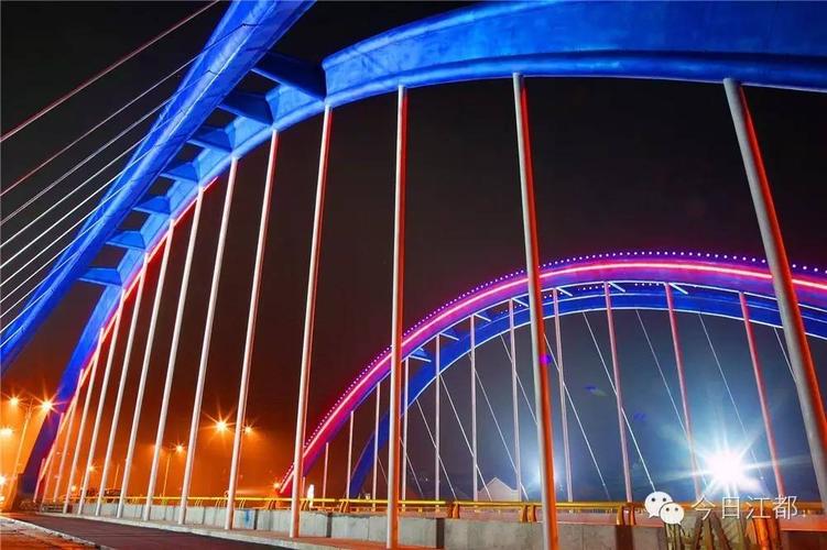 江都是个不夜城 灯火辉煌,流光溢彩 江都的夜,越夜越美丽 龙川桥夜景