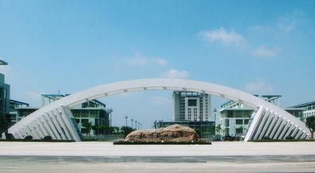 师范大学思想政治教育专业学习,毕业后,分配到扬州教育学院政教系任教