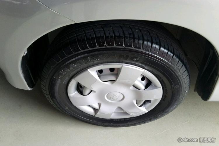 一汽森雅m80左前轮胎