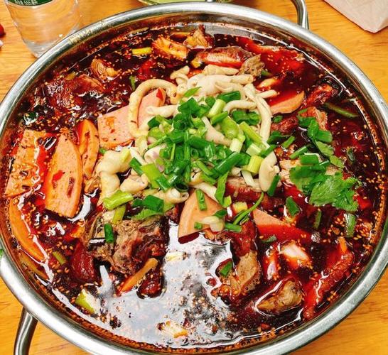 每天卖出几百只成都著名的鸭子终结者冒烤鸭色香味美