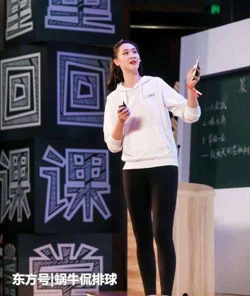 惠若琪紧身裤造型,身高体长凹凸有型,线条优美,球迷的