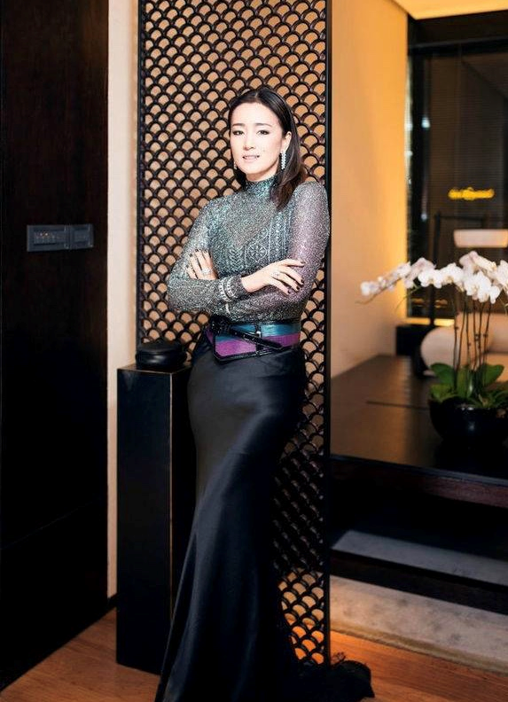 原创巩俐真不愧是冻龄女神,针衬衫配印花阔腿裤高级精致,迷人又减龄