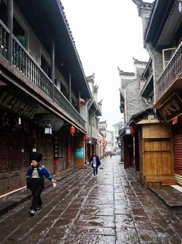 游记 > 【我要做驴神】凤凰古城游记 石板老街是凤凰最繁华的商业街.