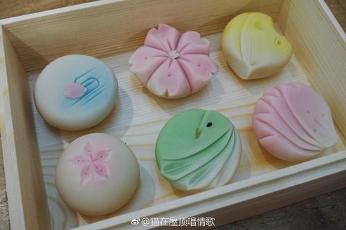 自己动手做了两只日式和果子,有着粉红色耳朵的小兔子