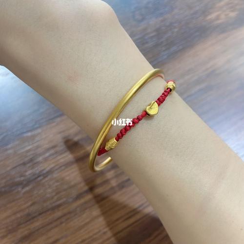 古法金手镯跟红绳一起戴会不会看起来很俗