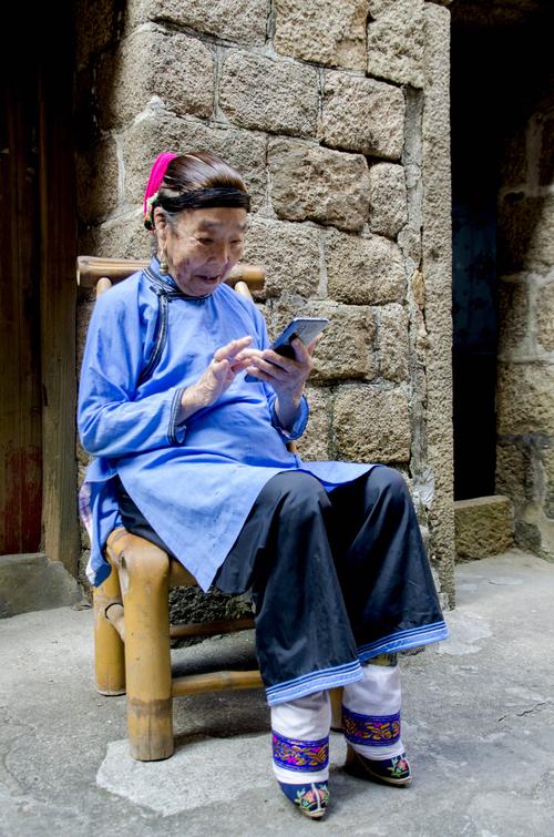 三寸金莲) 写美篇        千百年来,裹脚缠足一直桎梏着中国妇女的