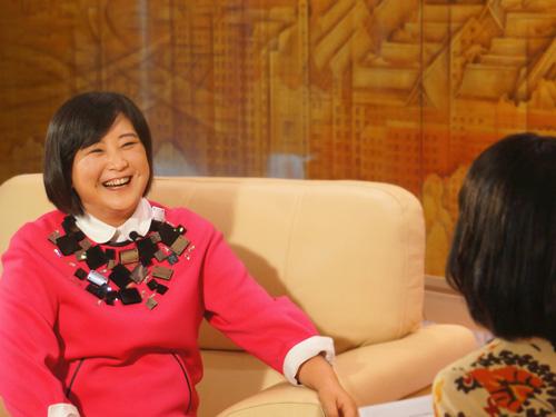 贾玲与记者交谈甚欢