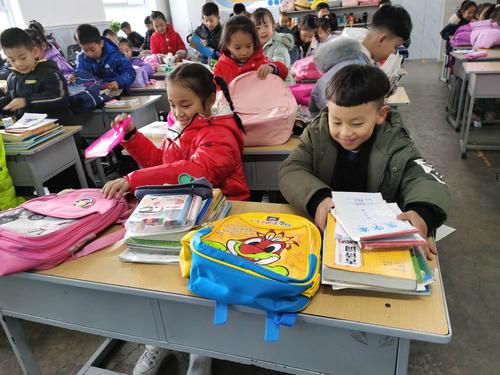 好习惯养成记—延职附小一年级六班整理书包大赛