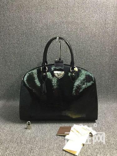 lv 98新 女生 黑色漆皮水波纹手提包 尺寸3