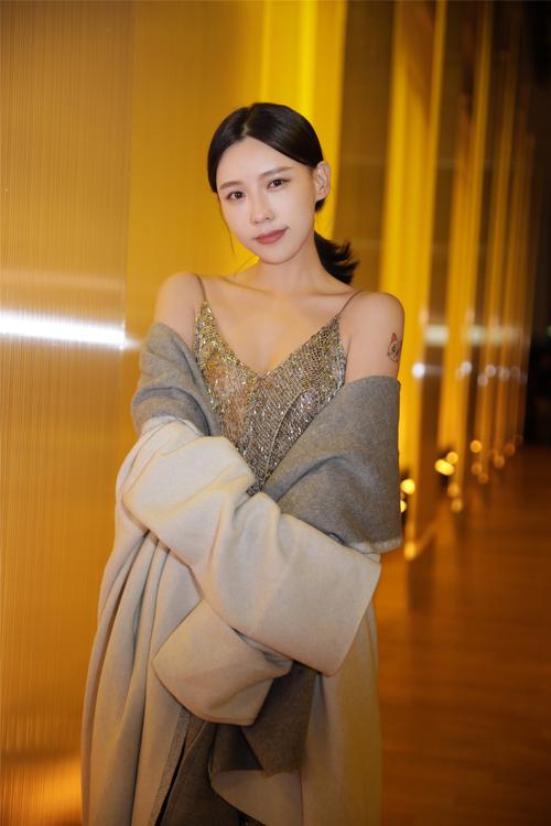  p>施予斐,原名施艳飞,出生于黑龙江省哈尔滨市,拥有八分之一乌克兰