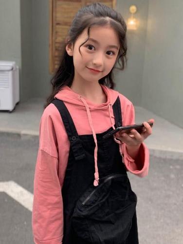 最美童模裴佳欣年仅9岁穿上保鲜膜高跟鞋像个待嫁姑娘