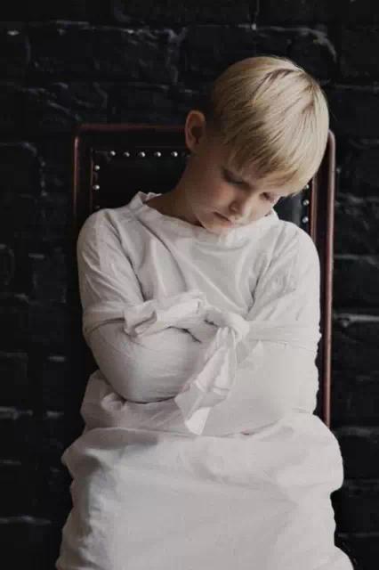 不要以任何理由束缚孩子,任何人都没有这个权利!