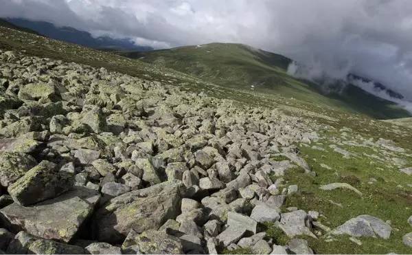 冰碛物堆积的各种地形总称冰碛地貌.