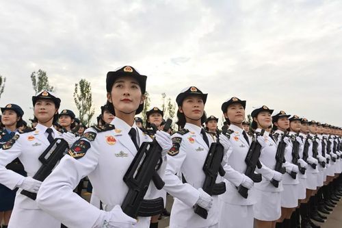 参加此次阅兵的女兵方队队员大都是基层部队的训练尖兵,见第一就争,见