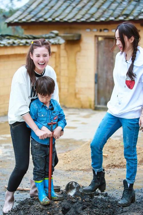 霍思燕探班《爸爸去哪儿》第五季 杜江成宠妻狂魔秒变