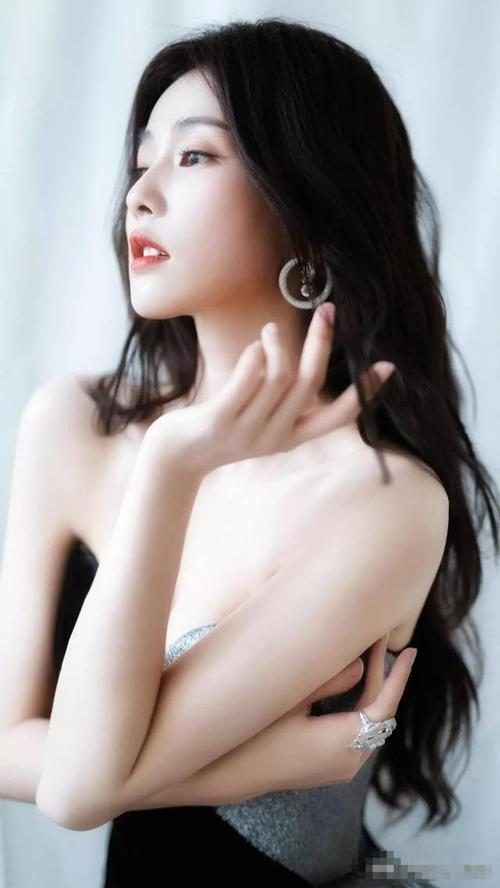 白鹿身穿抹胸长裙尽显性感时尚