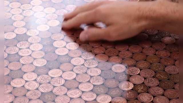 土豪用5万枚硬币铺地板,10年过去了,如今地板变成啥样了?