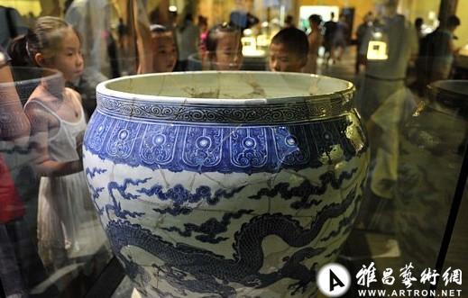 由数万片元明清景德镇官窑青花瓷片,遴选修复的126件青花瓷器,8月27