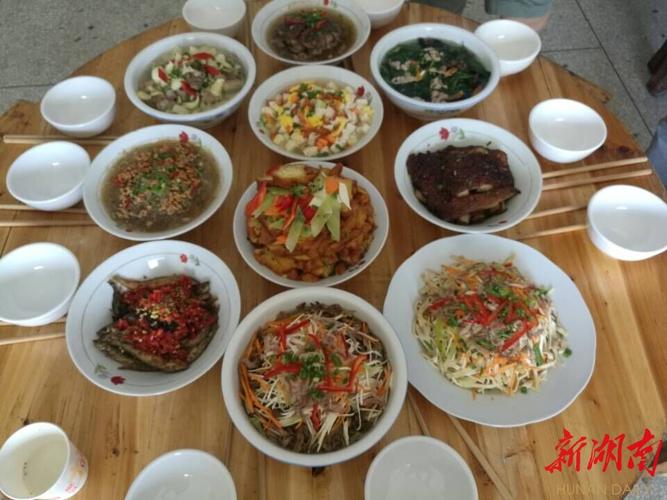 "十大碗"上菜很讲究,分别为长寿"炸肉",羊肉,竹笋,和美豆腐,千张丝