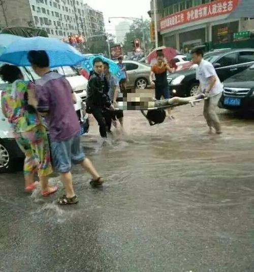 小学生暴雨中扶老人过马路 被积水冲倒溺亡
