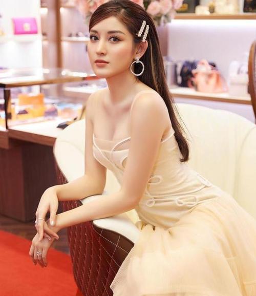 越南"第一美女"有多撩人?肤白貌美大长腿,一项运动或是功臣