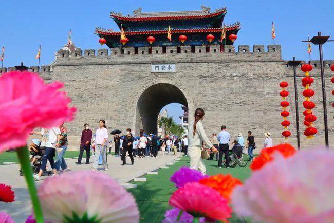 国庆旅游黄金周 高密红高粱影视城人气旺