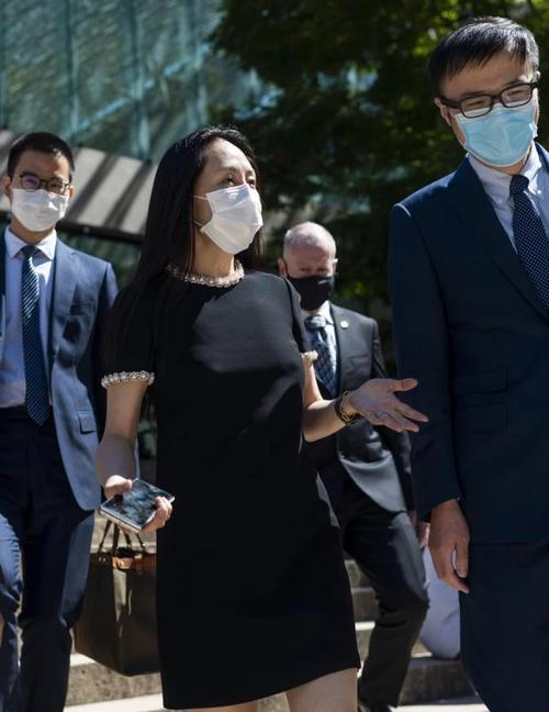 孟晚舟出庭罕见乐开颜!穿黑裙精致优雅,挽着高个男士好显女人味