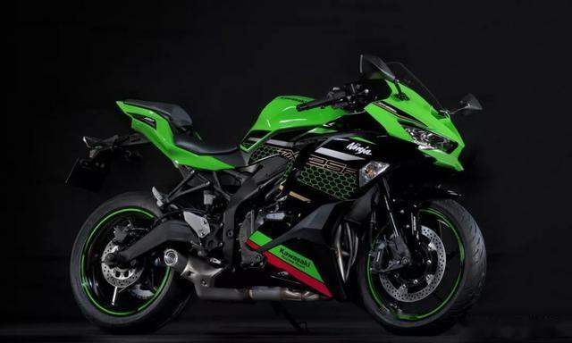 在国内被人熟知的就有四缸的川崎zx-6r(小牛),zx-10r(大牛)以及zx-14r