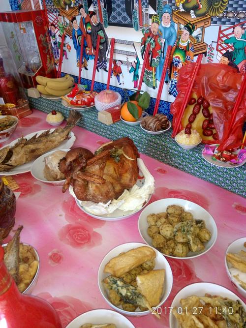 伟大的二零一七农历年到了,我们的风俗供家堂,财神,看我们的贡品多