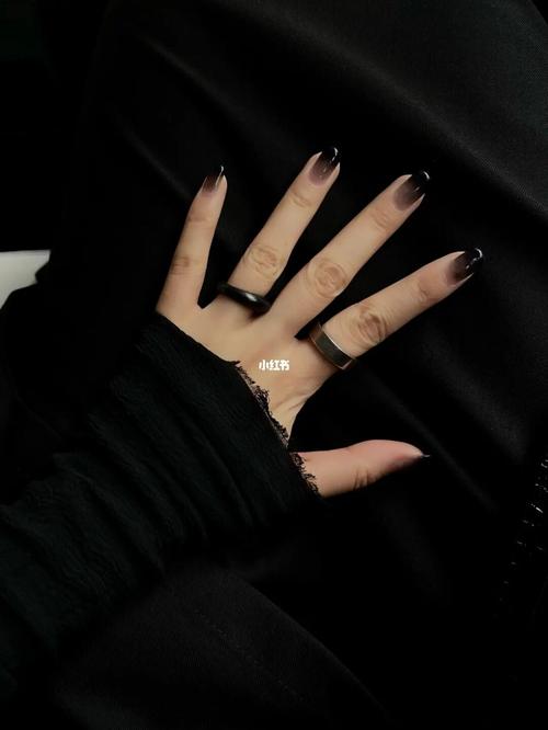超绝的7315黑色渐变美甲_渐变美甲_l"elemento怎么样_暗黑系