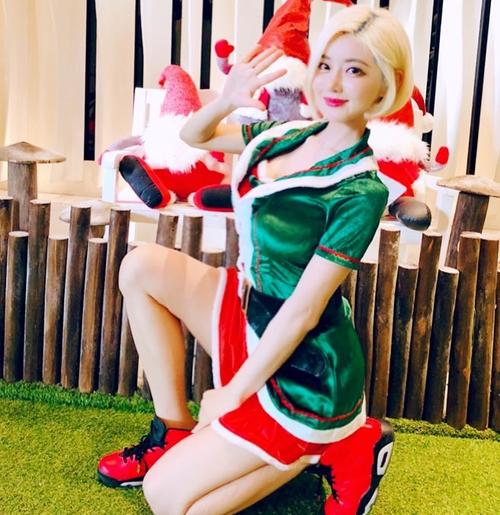 真· 硬核球鞋女神!dj soda 圣诞装竟然穿了这双鞋!