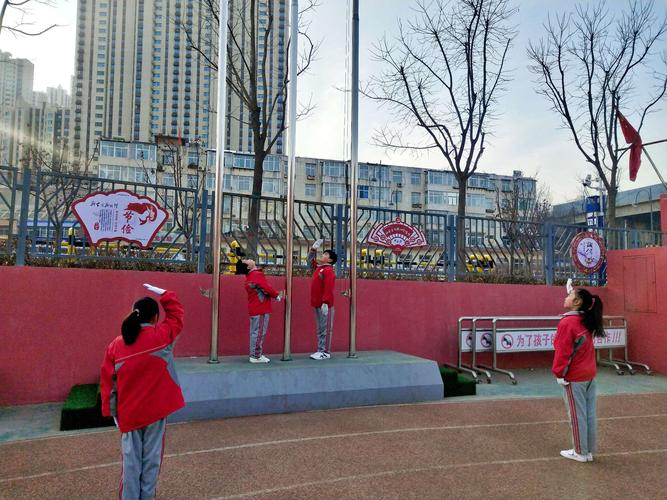 学会心理调节,阳光快乐成长——记杨家峪小学主题升旗