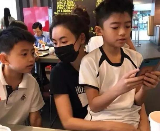 不愧是谢霆锋的儿子,14岁谢振轩开始谈恋爱,为了女友不愿转学