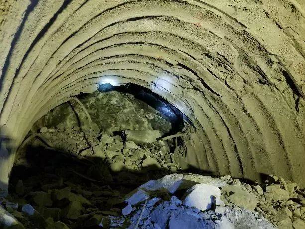 我校又双叒叕预警成功!这次是米仓山特长隧道强烈岩爆灾害