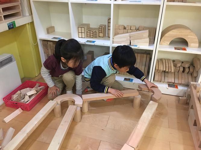 有石头建的桥,有铁建的桥,我们拿积木也能搭桥,那用纸能不能搭桥呢?